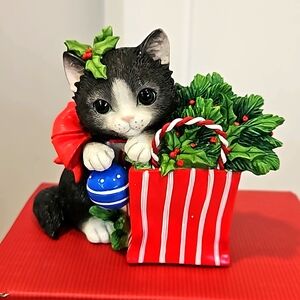 Lenox Kitty's Holiday Present figurine